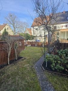 Un patio con una cerca y una casa en Privates Zimmer Gemeinschaftsbad keine Küchen, en Núremberg