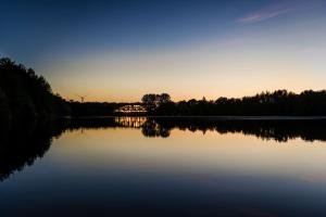 een uitzicht op een meer met een windmolen in de verte bij Best Western Premier Seehotel Krautkrämer in Münster