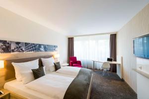 a hotel room with a bed and a desk at Best Western Plus Parkhotel Velbert in Velbert +81 photos