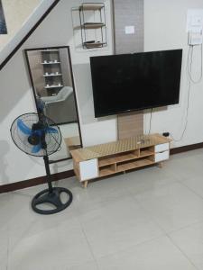 TV/trung tâm giải trí tại Affordable Whole house 2-story 3 bedroom Greenpark villas imus phase 1