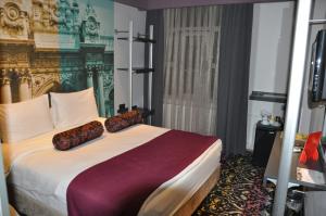 Ein Bett oder Betten in einem Zimmer der Unterkunft Tulip City Hotel & Spa -Taksim Pera