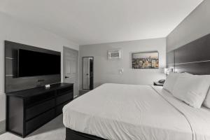 TV a/nebo společenská místnost v ubytování GuestHouse Extended Stay Laredo