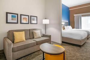 Postel nebo postele na pokoji v ubytování Comfort Suites Sarasota-Siesta Key + 18 fotografií
