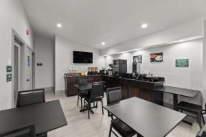 TV a/nebo společenská místnost v ubytování GuestHouse Extended Stay Laredo