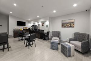 TV a/nebo společenská místnost v ubytování GuestHouse Extended Stay Laredo