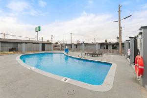 Bazén v ubytování GuestHouse Extended Stay Laredo nebo v jeho okolí