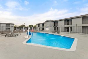 Bazén v ubytování GuestHouse Extended Stay Laredo nebo v jeho okolí