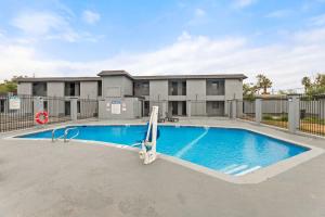 Bazén v ubytování GuestHouse Extended Stay Laredo nebo v jeho okolí