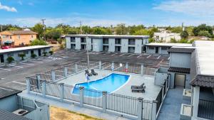 Bazén v ubytování GuestHouse Extended Stay Laredo nebo v jeho okolí