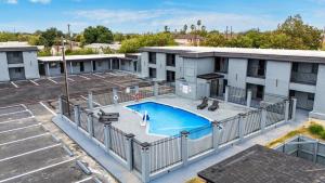 Bazén v ubytování GuestHouse Extended Stay Laredo nebo v jeho okolí