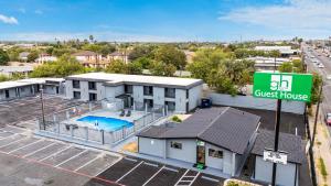 Bazén v ubytování GuestHouse Extended Stay Laredo nebo v jeho okolí