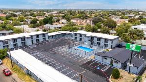 Bazén v ubytování GuestHouse Extended Stay Laredo nebo v jeho okolí