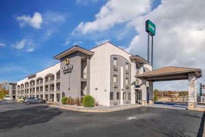 莫罗Quality Inn & Suites Morrow Atlanta South的一家前面有停车场的酒店