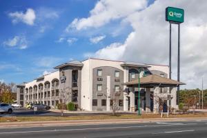 莫罗Quality Inn & Suites Morrow Atlanta South的路旁有标志的建筑物