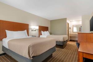 莫罗Quality Inn & Suites Morrow Atlanta South的一间有两张床和一台平板电视的酒店房间 更多8张照片