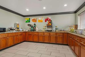 Quality Inn & Suites Morrow Atlanta South的厨房或小厨房