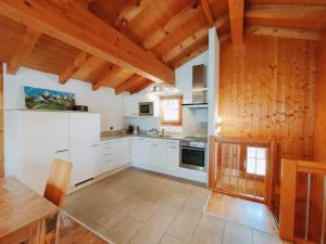 Kuhinja ili čajna kuhinja u objektu Entire Chalet with private Sauna