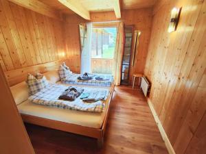 Postel nebo postele na pokoji v ubytování Entire Chalet with private Sauna