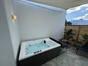 纳乌萨Aliprantis residence的带阳台的客房内的大浴缸