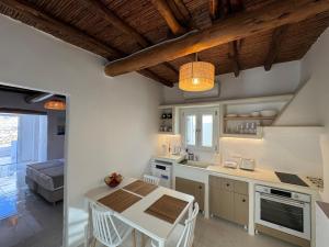 eine Küche mit Tisch und Esszimmer in der Unterkunft Aliprantis residence in Naoussa