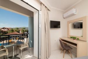 TV a/nebo společenská místnost v ubytování Karras Hotel