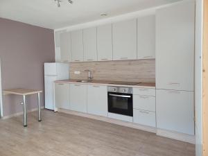 Kuchyň nebo kuchyňský kout v ubytování Gite moderne proche de Kaysersberg av jacuzzi privé
