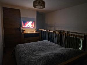 Postel nebo postele na pokoji v ubytování Au spa de LLea Suite rétro