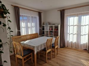 Khu vực ghế ngồi tại Family House Bad Goisern am Hallstättersee