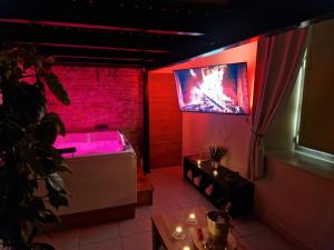 TV a/nebo společenská místnost v ubytování Au spa de LLea Suite rétro
