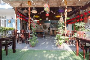 Restaurace v ubytování Lucky Leaf Hoian Villa