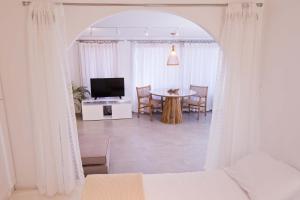 TV a/nebo společenská místnost v ubytování FOTEINI RESIDENCE