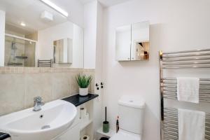 Koupelna v ubytování Bright & Spacious 3-Bed, 2-Bath Home in Graylands Close + 33 fotografií