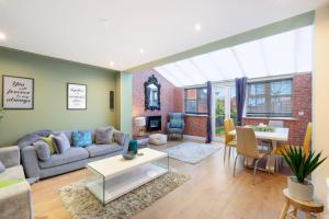 Posezení v ubytování Bright & Spacious 3-Bed, 2-Bath Home in Graylands Close