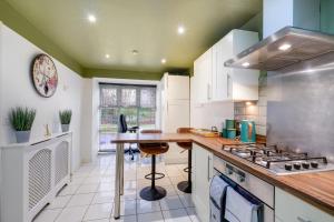 Kuchyň nebo kuchyňský kout v ubytování Bright & Spacious 3-Bed, 2-Bath Home in Graylands Close