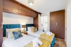 Postel nebo postele na pokoji v ubytování Bright & Spacious 3-Bed, 2-Bath Home in Graylands Close