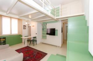 un soggiorno con un divano e un tavolo di Brenta Flat a Milano