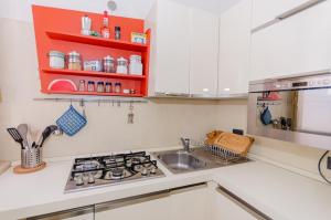 una cucina con lavello e fornello forno superiore di Brenta Flat a Milano