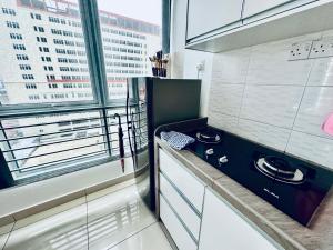 Kuchyň nebo kuchyňský kout v ubytování 8pax 2-Bedroom l Seaview l Georgetown l Gleneagles l Mansion One