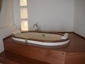 Koupelna v ubytování PLAZACARRISI HOTEL & SPA