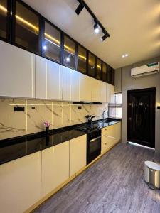Kuchyň nebo kuchyňský kout v ubytování Cozy one bedroom apartment