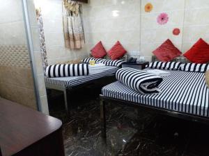 Giường trong phòng chung tại Ranjeet Guest house