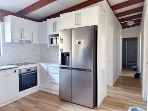 Η κουζίνα ή μικρή κουζίνα στο Comfy Logan - Shared bathrooms - Individual Room with a Queenbed- WiFi AC Netflix
