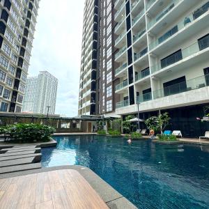 una piscina en medio de dos edificios altos en 188 Suites KLCC Hotel with bathtub in KL, en Kuala Lumpur