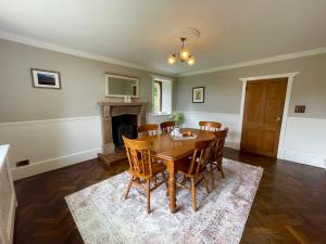 WarslowIdyllic Historical Country Retreat in Elkstone - Pass the Keys的配有木桌椅的餐厅