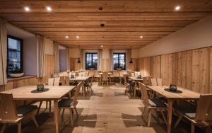 Reštaurácia alebo iné gastronomické zariadenie v ubytovaní Hotel Lener