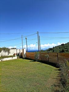 een houten hek met uitzicht op de oceaan bij Conte Marco in Mesongi