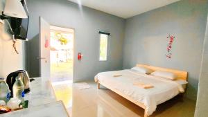 Postel nebo postele na pokoji v ubytování บ้านไม้หอมบูติค สวนผึ้ง