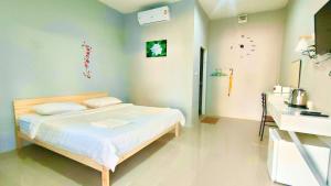 Postel nebo postele na pokoji v ubytování บ้านไม้หอมบูติค สวนผึ้ง