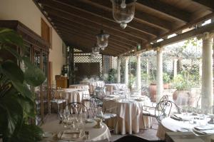 En restaurant eller et andet spisested på Katane Palace Hotel