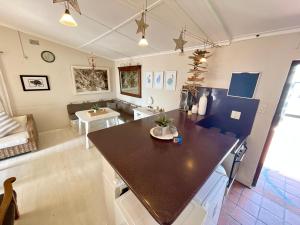 Una cocina con una gran isla en una habitación. en Sashalon Beachfront Cottage, en Swakopmund 12 fotos más